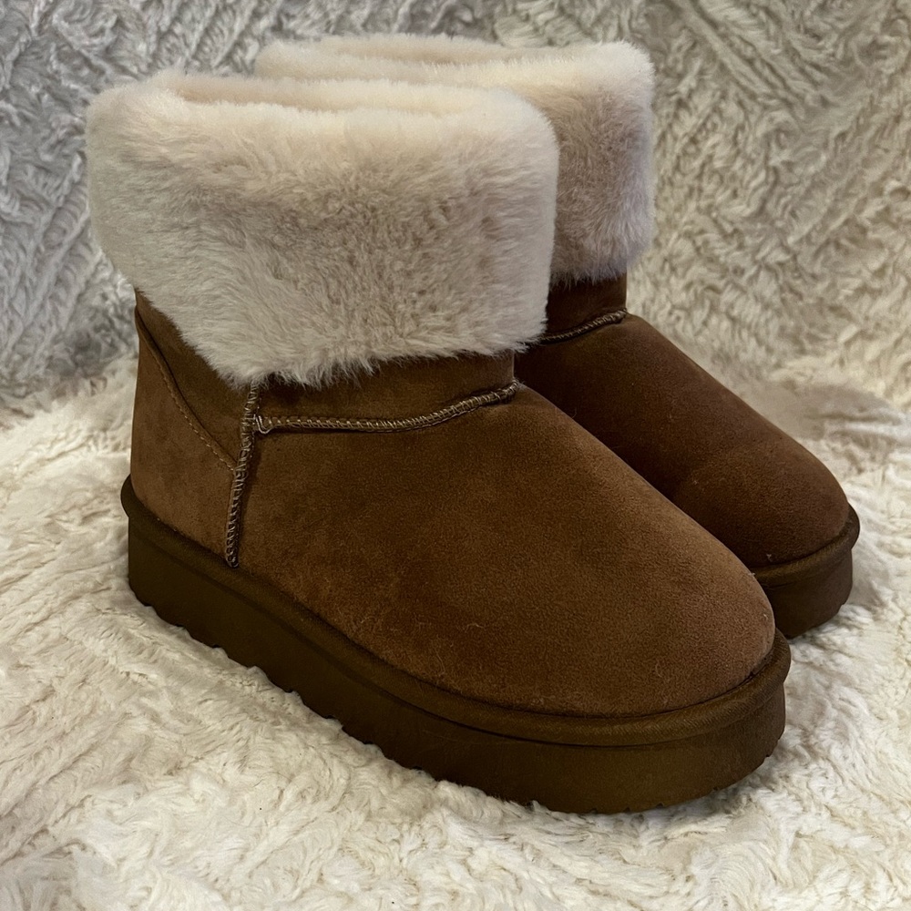 Cozy tan suede like Fur-Lined Girl’s Boots size 2